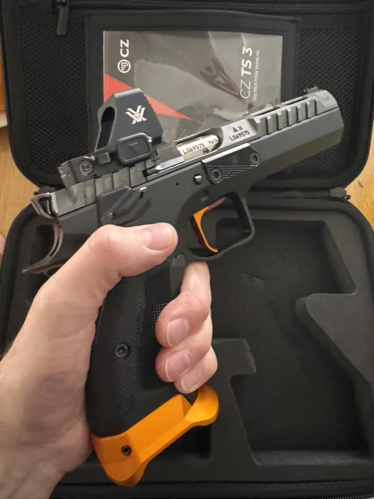 CZ TS 3 z kolimatorem Vortex w dłoni - testy sprzętu RedDot Team