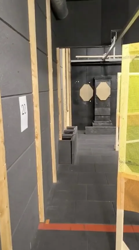 Tor treningowy IPSC na hali, ujęcie 2