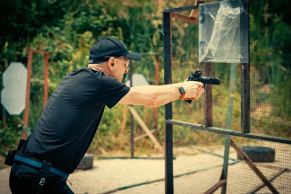 Trening IPSC RedDot: zawodnik w przebiegu na torze